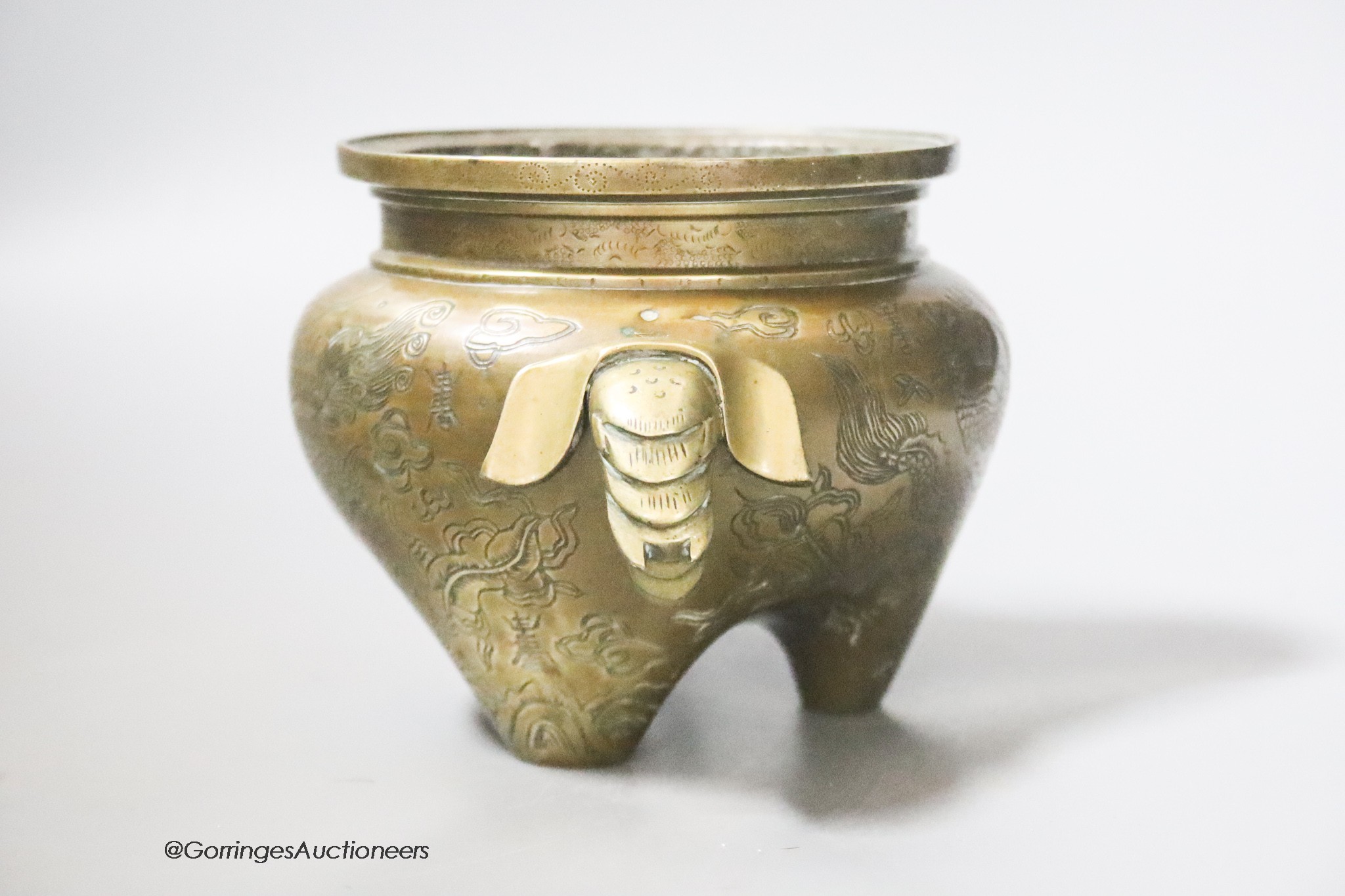 A Chinese bronze censer with dragon decoration, Qing period, height 9.5cm